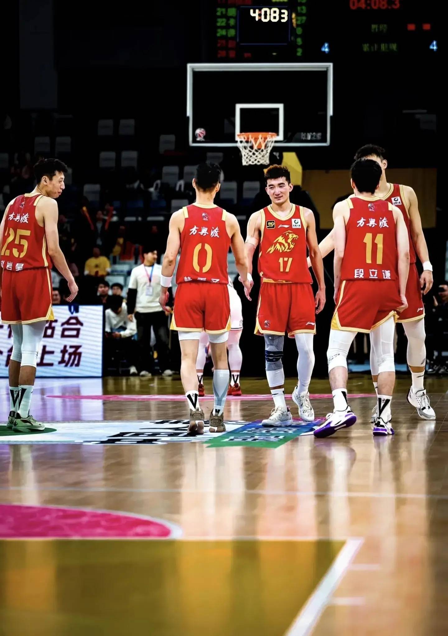 浙江男篮成功保持领先，关键时刻把握机会