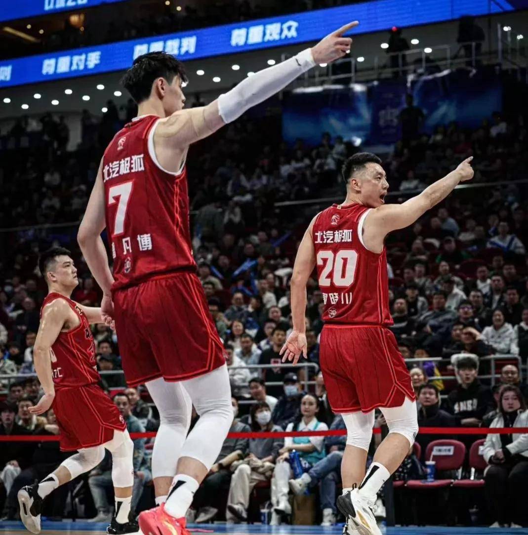 激烈对决引人入胜,球队实力令人震撼 激烈对决引人入胜,球队实力令人震撼