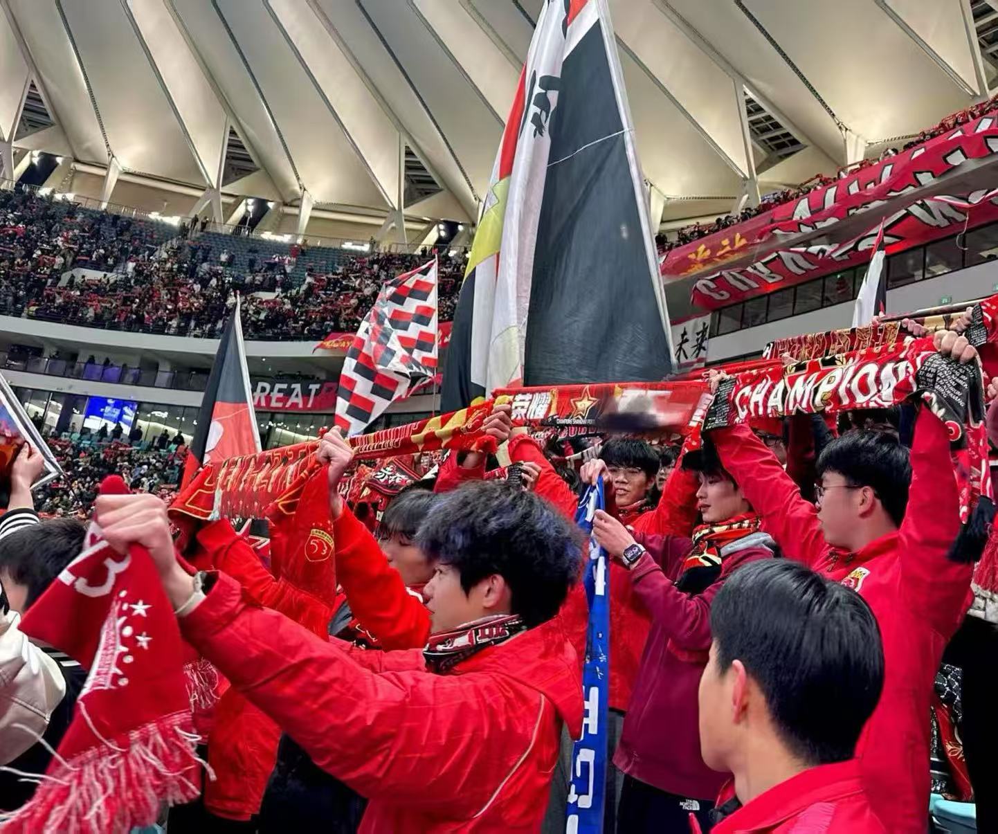 上海上港在场上展现强大实力,夺得胜利 上海上港在场上展现强大实力,夺得胜利