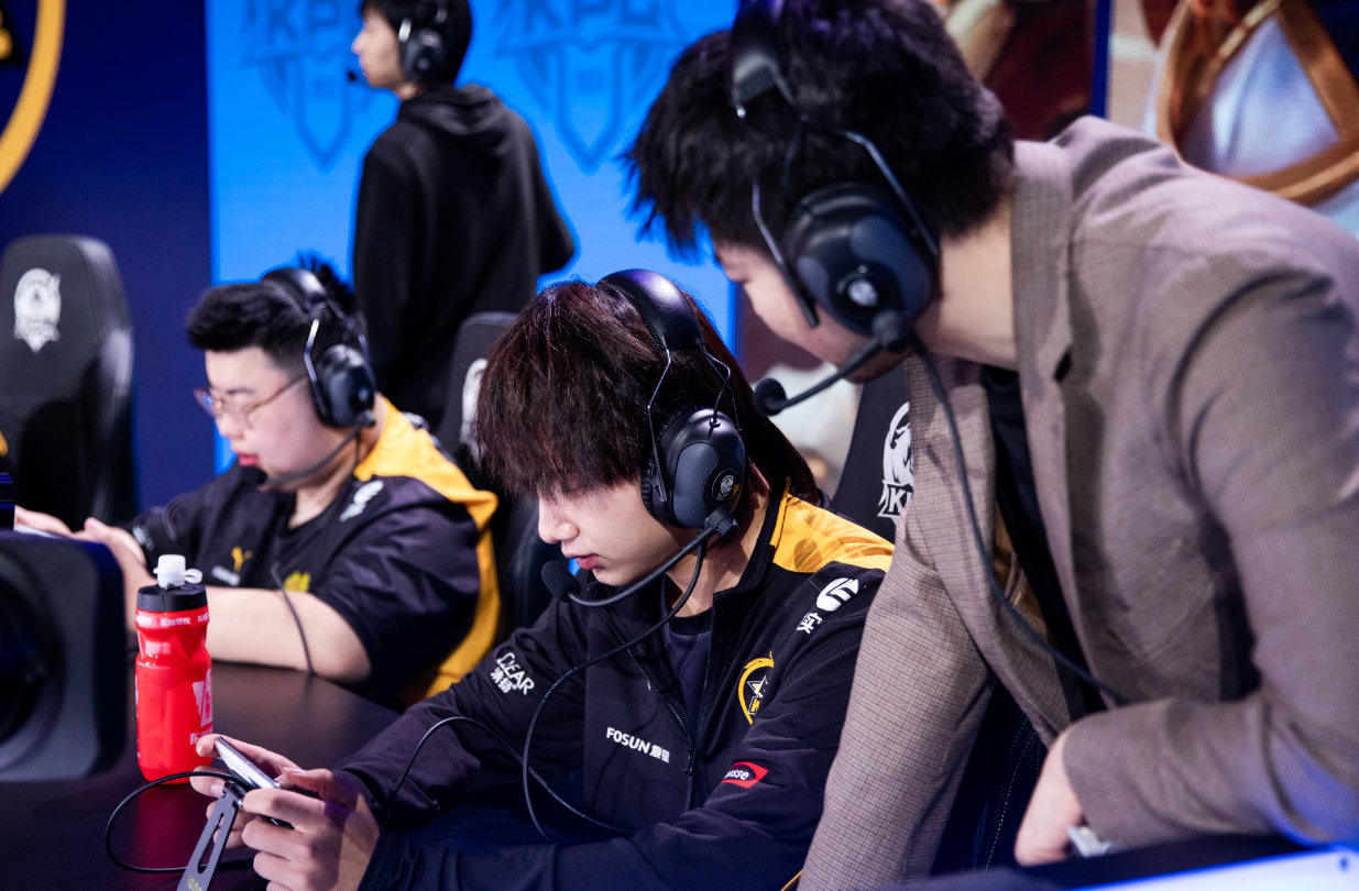 狼队阵容轮换频繁,主帅战术变化多端的简单介绍 狼队阵容轮换频繁,主帅战术变化多端的简单介绍