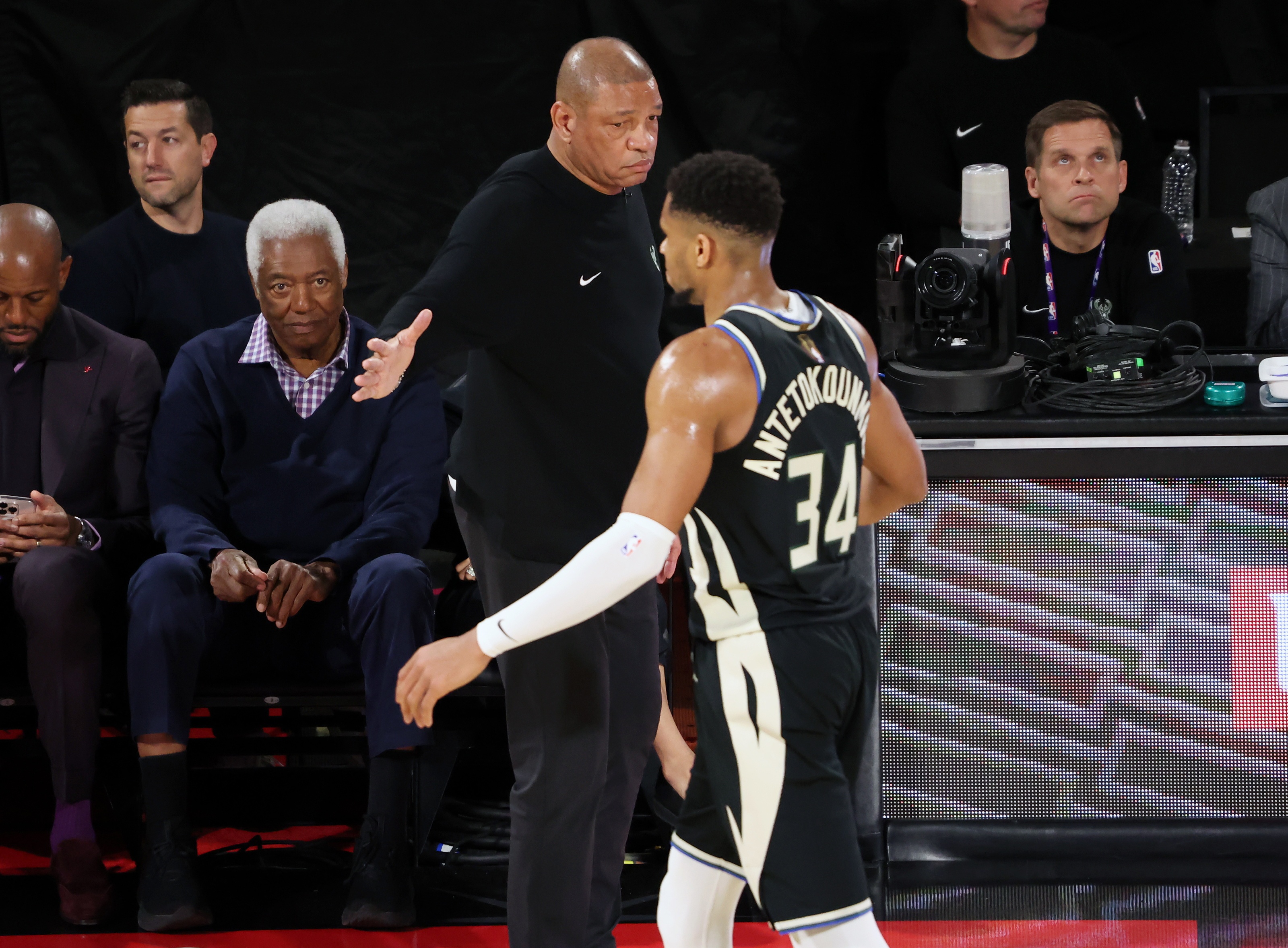 leyu乐鱼体育-关于雄鹿擒76人，字母哥全面发威率领全队大胜的信息