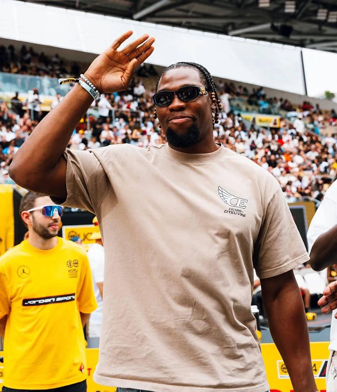 关于黄金周末:球员展现拼搏精神的信息 关于黄金周末:球员展现拼搏精神的信息