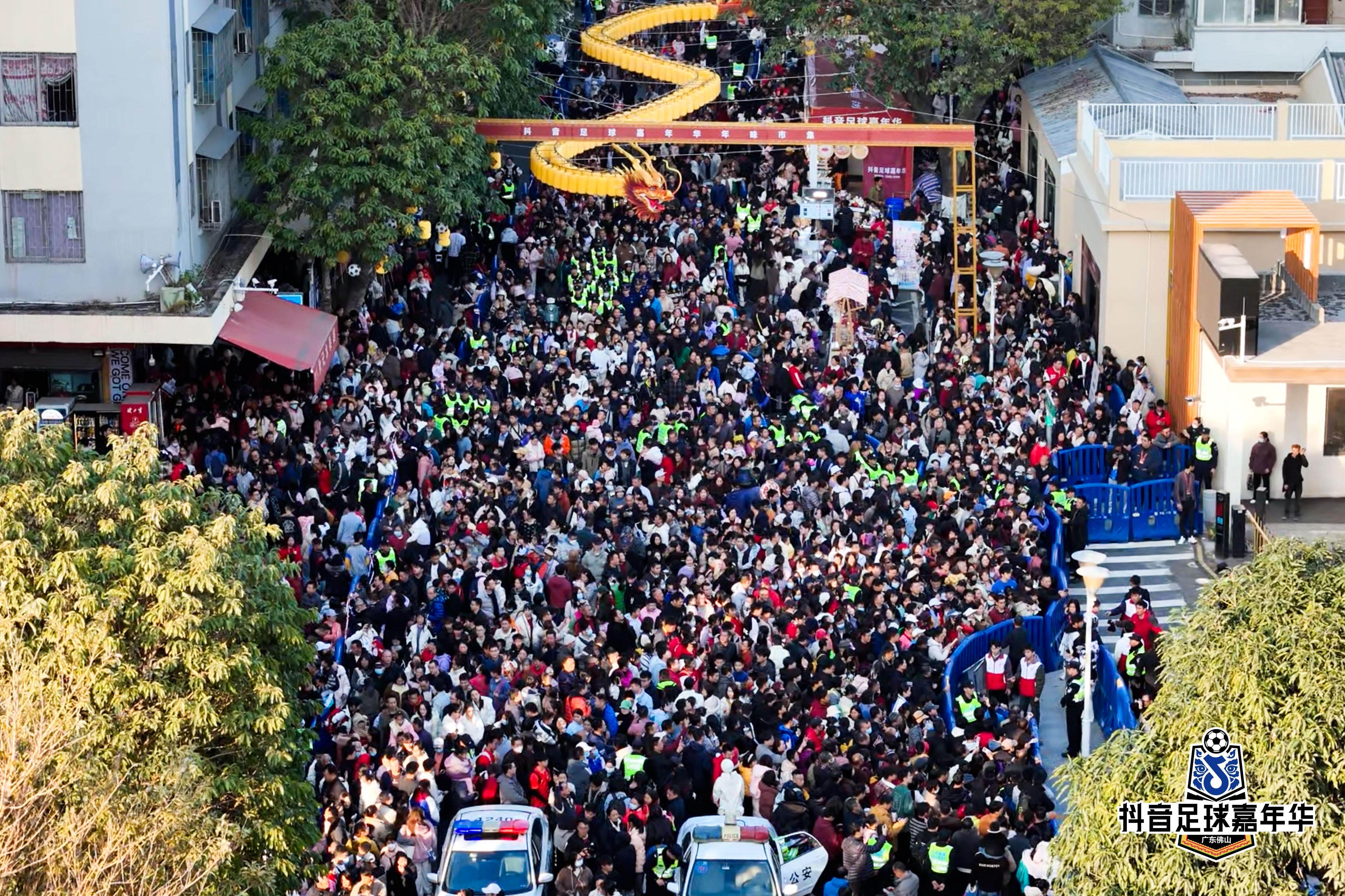 足球比赛现场观众热情高涨,场面热闹非凡的简单介绍 足球比赛现场观众热情高涨,场面热闹非凡的简单介绍